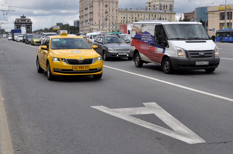 Можно такси ездить по выделенной полосе. Автобусная полоса для такси. Выделенка для такси. Полоса для таксистов. Полоса для такси Москва.