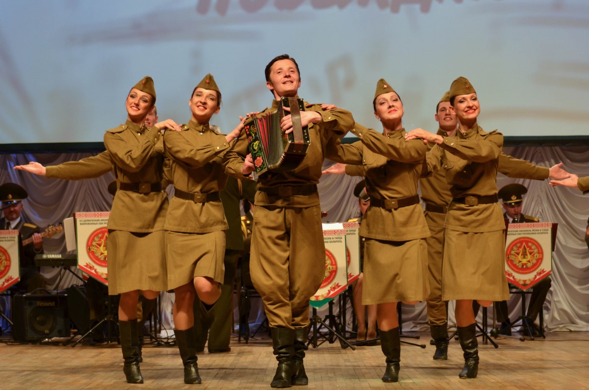 Песня танцующего солдата. Танцы военных ансамблей. Военный коллектив. Костюм для военного танца. Танец на военную тематику.